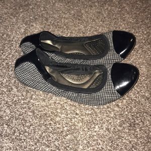 Size 9.5 dexfkex comfort shoes. Great condition!